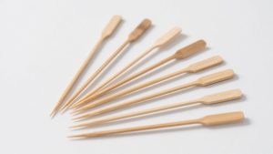 Brochetas metálicas planas profesionales con conducción térmica superior distribución uniforme y durabilidad certificada para parrilladas comerciales