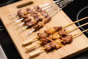 Brochetas de bambú frente a acero inoxidable análisis comparativo de sostenibilidad y rendimiento en parrilla