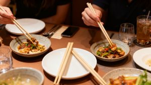 Las ventajas competitivas del bambú en la producción global de palillos desechables frente a maderas tradicionales