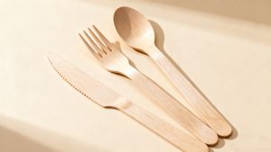 Cubiertos de madera certificada FSC solución sostenible con 90 días de biodegradación y reducción del 100% en microplásticos