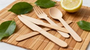 Cubiertos ecológicos de bambú y abedul para restaurantes con equilibrio de coste y sostenibilidad